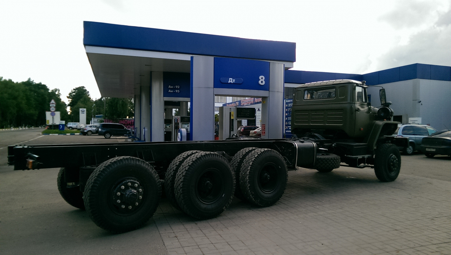 8х6, шины 12.00R20, ДВС ЯМЗ-238Д 330 л.с., г/п 27,8 т